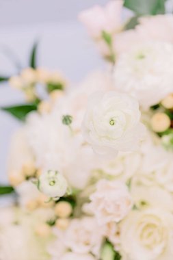 Düğündeki buketin detaylarının seçici bir odak noktası.