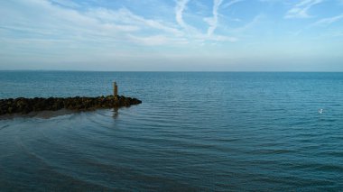 Gün boyunca açık gökyüzünün altında büyüleyici bir deniz manzarası.