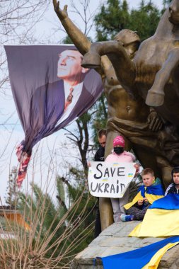 2022 'de Rusya' nın Ukrayna 'yı işgalini protesto eden insanların dikey çekimi