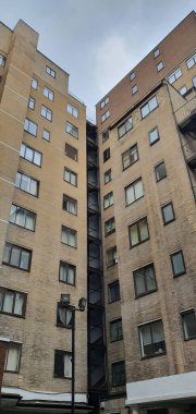 İç merdiveni şeffaf camdan görünen bir binanın alçak açılı görüntüsü.