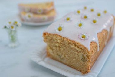 Beyaz bir tabakta vanilyalı kek yakın plan.