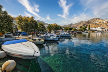 Yunanistan 'ın Serifos adasındaki Livadi köyünün rıhtımında mavi gökyüzü olan renkli güneşli bir balıkçı teknesi.