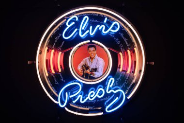 İsviçre, Bern 'deki BEA Fuarı' nda Elvis Presley 'in neon işareti.