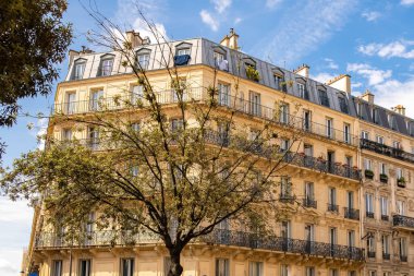 Paris, tipik cephe ve pencereler, Montmartre 'de güzel bir bina.