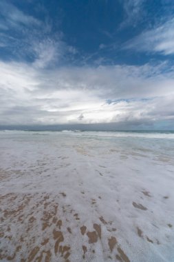 Playa Grande Rio San Juan plajında güneşli güzel bir gün bulutlu gökyüzü altında, Dominik Cumhuriyeti