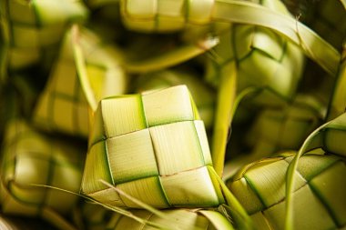 Ketupat 'ın seçici odak noktası. Hindistancevizi yapraklarını sepetle örerek yapılan pirinç keki.