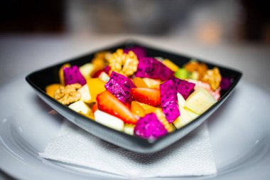 Çeşitli meyveler dilimlenmiş.