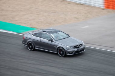 Mercedes Benz AMG C63 yarış pistinde