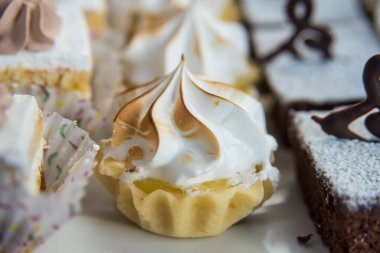 Düğün günü masanın üstünde nefis bir krema resmi.