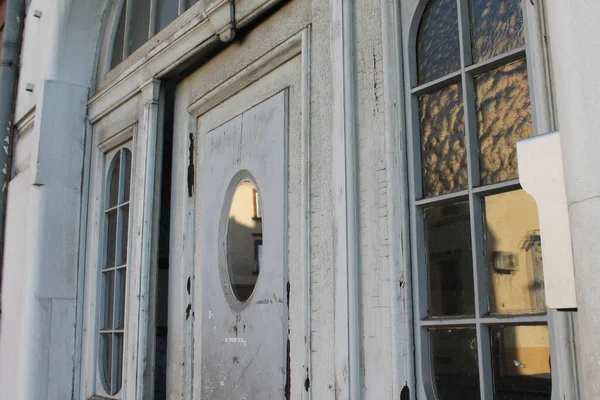 Puerta Madera Vieja Con Una Pequeña Ventana — Foto de Stock