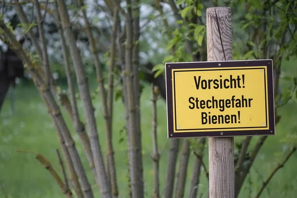Schwarz Gelbes Warnschild Achtung Gefahr Durch Stiche Bienen Frühling Horizontal — Stockfoto