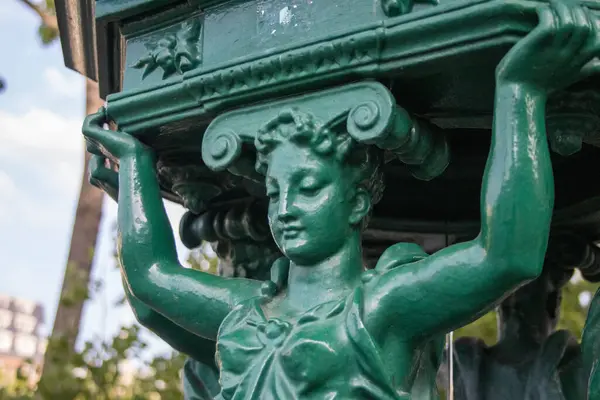 Closeup Shot Green Female Statue Blurred Background — Zdjęcie stockowe