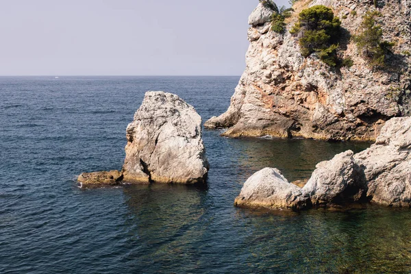 Schöne Aufnahme Einer Meereslandschaft Neben Felsen Wasser — Stockfoto