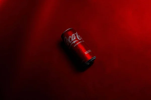 Detailní Záběr Plechovky Coca Cola Pod Světlem — Stock fotografie