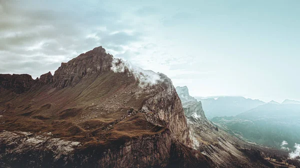 Eine Luftaufnahme Schöner Berge Vor Blauem Bewölkten Himmel — Stockfoto