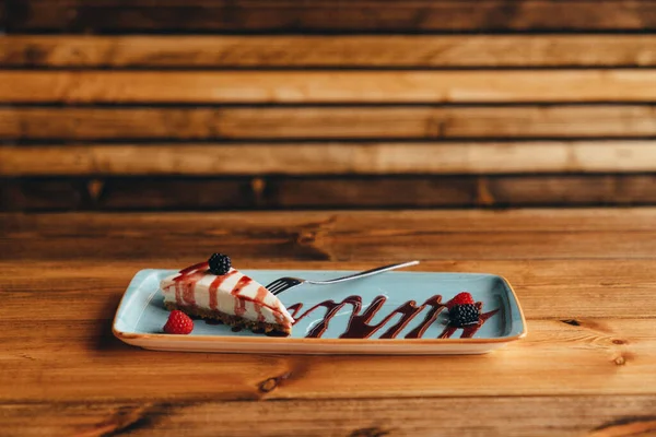 Closeup Shot Strawberry Cheesecake Plate Wooden Background — Foto de Stock