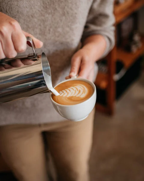 Bir Baristanın Cappuccino Yaparken Dikey Bir Fotoğrafı — Stok fotoğraf