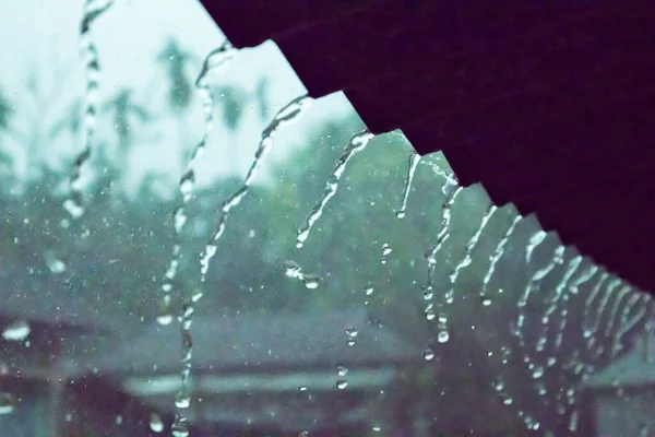 Woda Deszczowa Padająca Przez Arkusz Tin Dachu Domu — Zdjęcie stockowe
