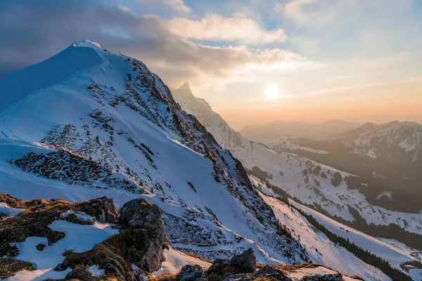 瑞士阿彭策尔斯泰因斯卡夫勒雪鞋登顶后的冬日落日 — 图库照片