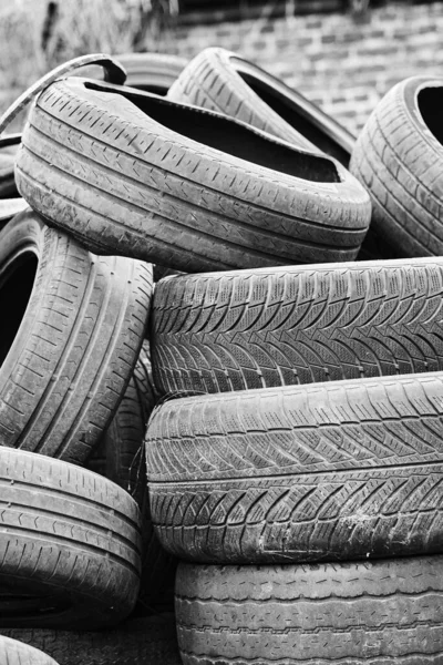 Vertical Grayscale Shot Many Used Old Car Tires — Fotografia de Stock