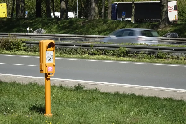 2022年4月18日 アシェバーグ Nrw ドイツ オレンジ緊急電話 コールボックス ドイツのアウトバーン高速道路 通過車のぼやけたシルエット — ストック写真