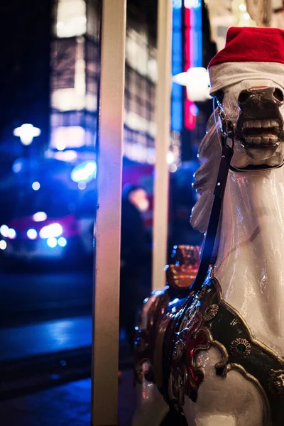 Een Paard Met Kerstmuts Een Historische Kinderdraaimolen Ambulance Met Blauw — Stockfoto