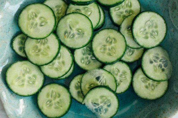 Thinly Sliced Cucumber Wheels See Crackle Teal Plate — Stock Photo, Image