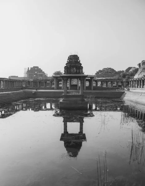 Hindistan Hampi Deki Virupaksha Tapınağı Nın Dikey Gri Tonlu Bir — Stok fotoğraf