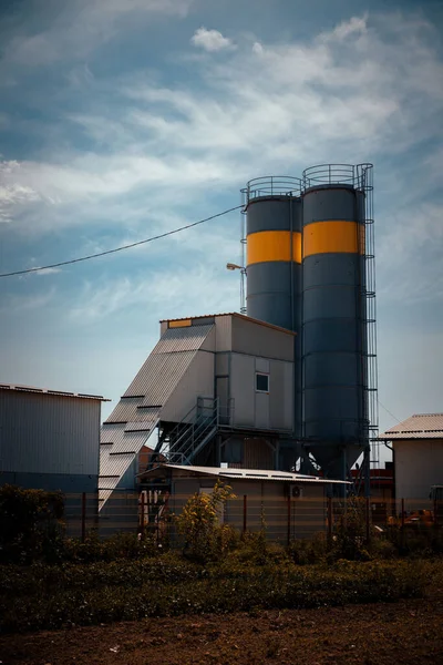 Plan Vertical Une Usine Avec Des Tuyaux Sous Ciel Nuageux — Photo