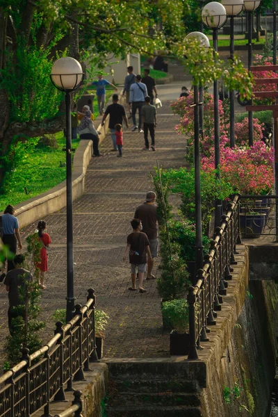 マレーシアのサラワク州クチンの公園を歩く人々の垂直ショット — ストック写真