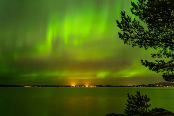 Belo Tiro Luzes Verdes Brilhantes Norte Sobre Lago — Fotografia de Stock