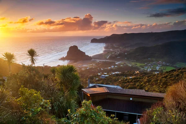 Pôr Sol Com Vista Para Praia Piha Lion Rock Costa — Fotografia de Stock