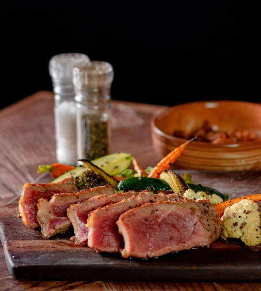 Kawałki Mięsa Stekowego Grillowanymi Warzywami Restauracji — Zdjęcie stockowe