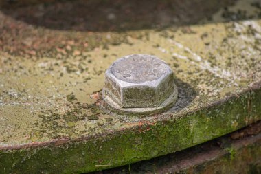 Güneş ışığının altındaki cıvata başlığının yakın çekimi.