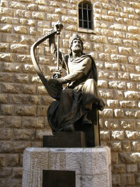 Kudüs 'te arpını çalan Kral David' in heykeli.