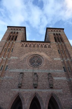 Almanya 'da mavi gökyüzü arka planına sahip bir binanın alçak açısı