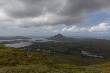 Bulutların altında vahşi bir İrlanda sahilinin büyüleyici bir görüntüsü.