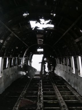 İzlanda 'da terk edilmiş eski bir uçağın dikey görüntüsü.