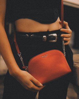 Güzel bir kırmızı Kate Spade çantasının yakın çekimi.