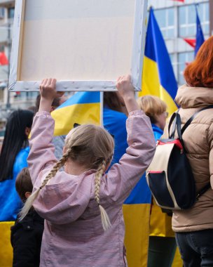 2022 Rusya 'nın Ukrayna' yı işgalini protesto eden bir çocuk.