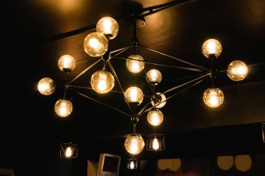 Bir kafede yaratıcı bir avizenin yakın çekimi.