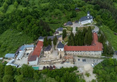 Pangarati Manastırı 'yla manzara - Romanya, yaz, kilise