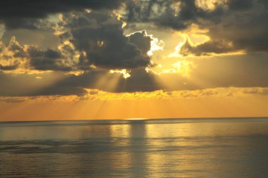 Batumi, Gürcistan 'da Karadeniz üzerinde büyülü bir gündoğumu manzarası