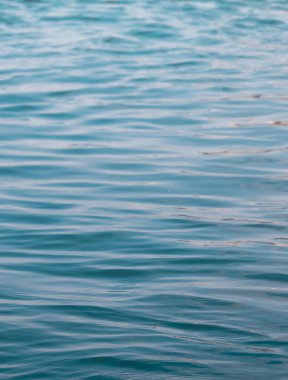 Gün ışığında sakin bir okyanusun dikey görüntüsü.