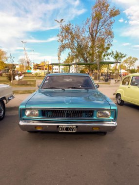 Chrysler Fevre Arjantin 'den 1970' lerin spor mavisi Dodge Polara Coupe 'si. Ön manzara. Izgara yap. Fierro Fuarı klasik araba şovu.