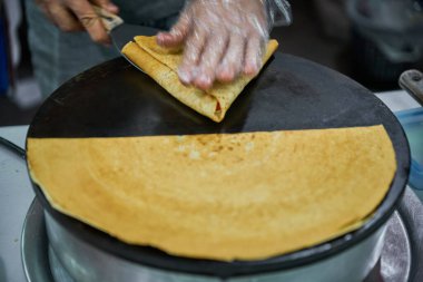 Meyve ve çikolatalı ızgarada leziz krep yapıyorum.