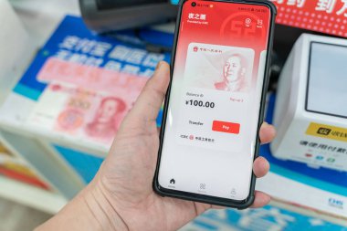 Chongqing, Çin-8 Mayıs 2022: Çinli müşteri dijital para birimini kullanarak, alışveriş merkezinde alışveriş yaparken cep telefonunda dijital yuan.