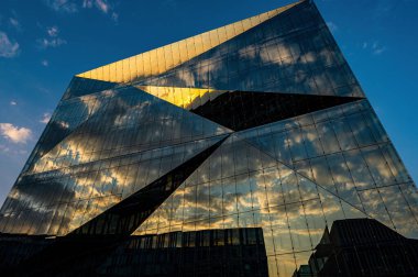 Berlin Küpü, Berlin 'deki modern ofis binası. Gün batımında Merkez İstasyonu yakınlarında.