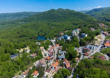 Balneoclimateric ve çamur tedavileriyle bilinir.