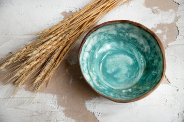 Masa yüzeyinde kurutulmuş buğdaylı eski seramik mutfak eşyalarının yakın çekimi.